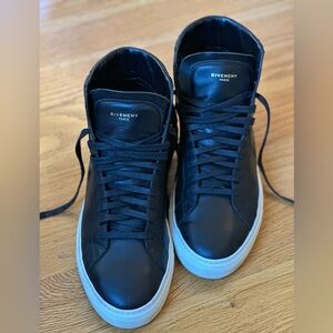 Givenchy Men's Black and White Sneakers